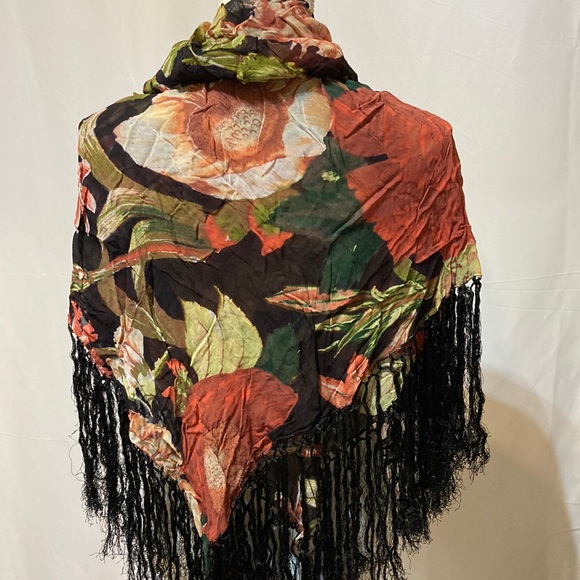 “ATG”ALL THAT GLITTERS OF SAN FRANCISCO BRAND NEW FLORAL FRINGED SCARF/SHAWL - Picture 3 of 10